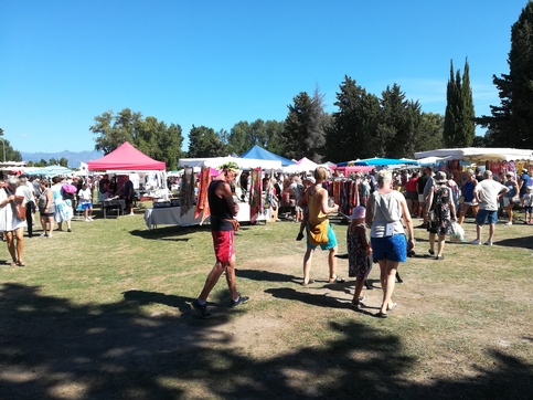 Mercato locale in un borgo della Corsica con bancarelle e visitatori